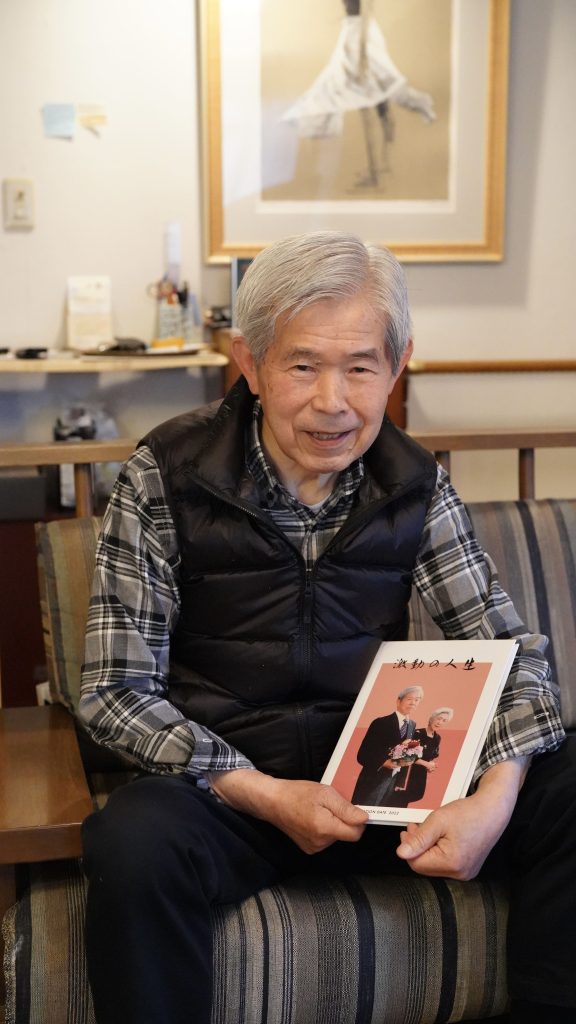 “密度の濃い人生だった”　80歳（傘寿）のお祝いに息子から父へ自分史をプレゼント｜人生BOOK 